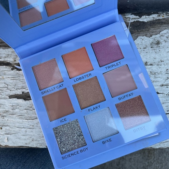 9 Shades Eyeshadow Palette Makeup Revolution X Friends  (Phoebe) - Picture 3 of 4